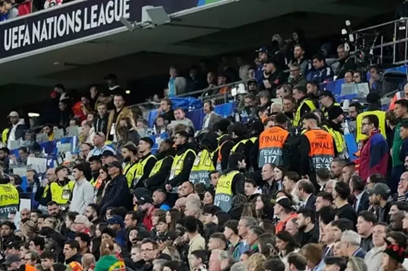 مأساة في نهائي دوري الأمم الأوروبية: وفاة مشجع نتيجة سقوطه من المدرجات